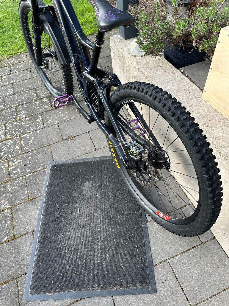 Used Specialized Demo Expert 2023 2023 Mountainbike, Black, 29, 27.5 — image 3 of 9