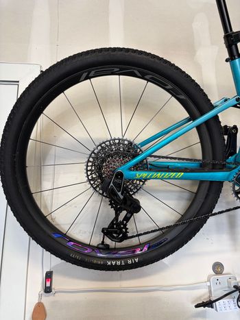 Used Specialized Epic 8 Pro - SRAM X0 AXS, RockShox Ultimate Flight Attendant 2026 2026 Mountainbike, Blue, 29 — image 3 of 12