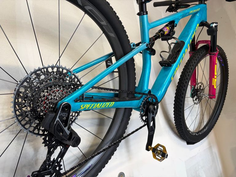 Used Specialized Epic 8 Pro - SRAM X0 AXS, RockShox Ultimate Flight Attendant 2026 2026 Mountainbike, Blue, 29 — image 10 of 12