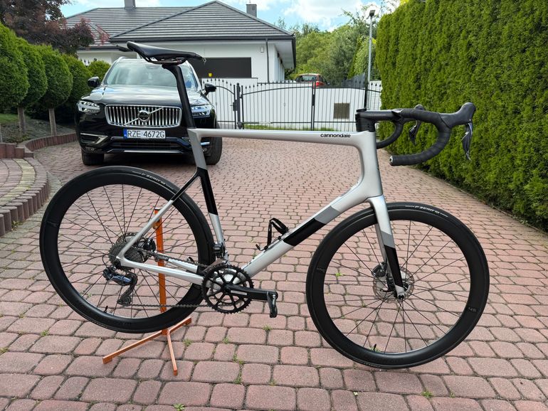 Used Cannondale SuperSix EVO Carbon Disc Ultegra Di2 2022 Road & Gravel, Light Gray — image 2 of 11