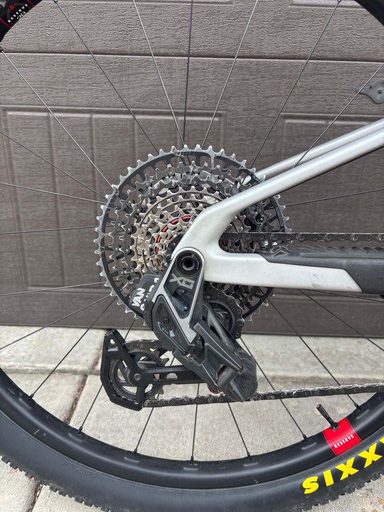 Used Santa Cruz Blur X0 AXS RSV / Carbon CC 2025 2025 Mountainbike, Light Gray, 29 — image 11 of 13