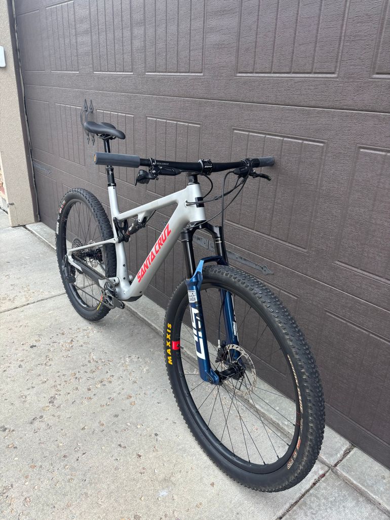 Used Santa Cruz Blur X0 AXS RSV / Carbon CC 2025 2025 Mountainbike, Light Gray, 29 — image 2 of 13