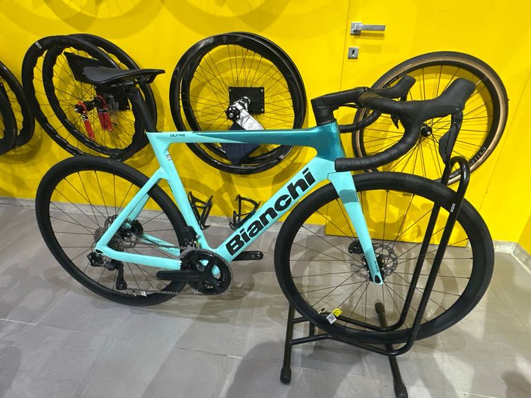 Used Bianchi Oltre Race 105 Di2 2025 2025 Road & Gravel, Grün — image 1 of 6