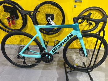 Used Bianchi Oltre Race 105 Di2 2025 2025 Road & Gravel, Grün — image 2 of 6