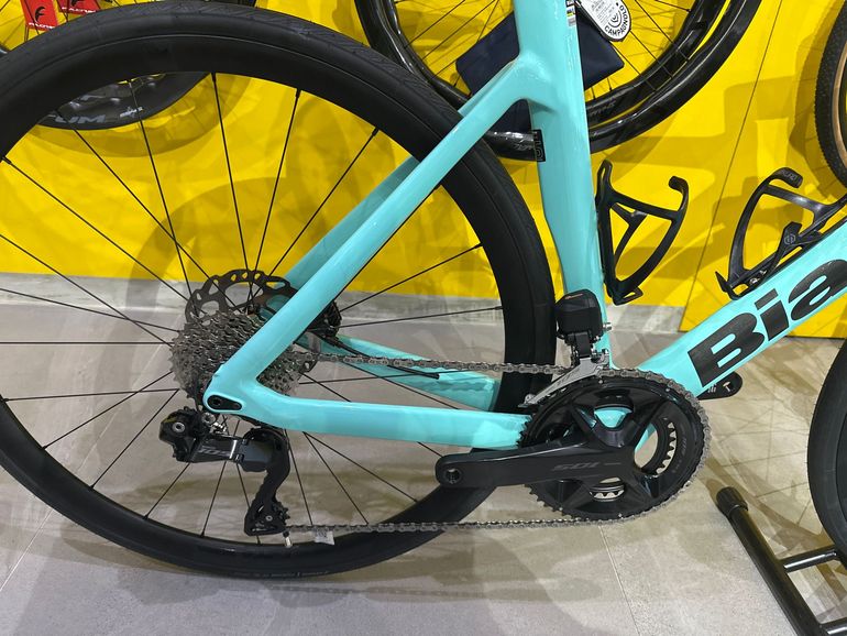 Used Bianchi Oltre Race 105 Di2 2025 2025 Road & Gravel, Grün — image 3 of 6