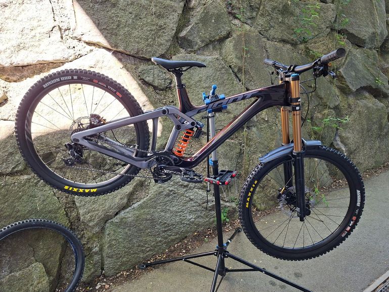 Used Giant Glory Advanced 2025 2025 Mountainbike, Red, 29, 27.5 — image 10 of 15