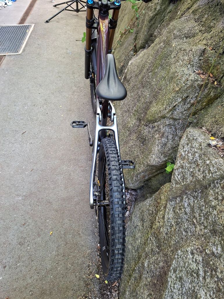 Used Giant Glory Advanced 2025 2025 Mountainbike, Red, 29, 27.5 — image 2 of 15