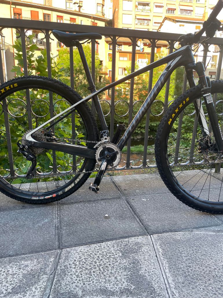 Used Specialized Stumpjumper Shimano Deore XT 2016 Mountainbike, Black — image 1 of 3