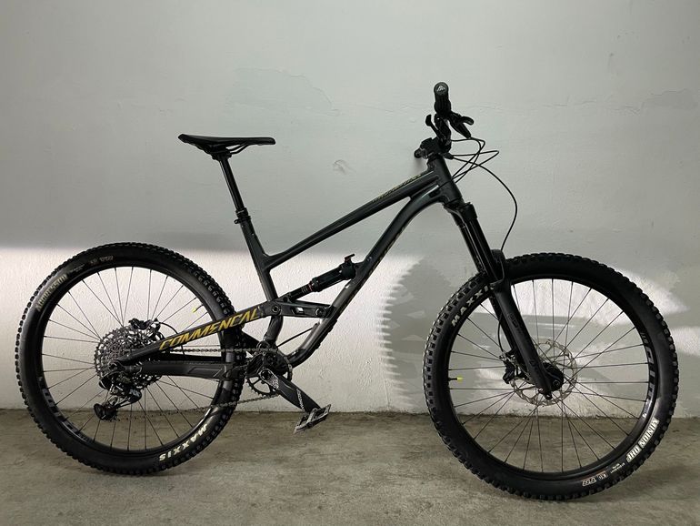 Used Commencal CLASH ESSENTIAL 2019 2019 Mountainbike, Light Gray, 27.5 — image 1 of 4