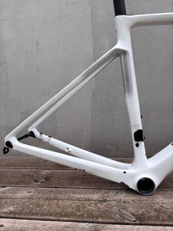Used Colnago V4Rs Disc Ultegra Di2 8100 w/Fulcrum Racing Wind 400 Wheels 2024 Frameset 2024 Road & Gravel — image 2 of 13