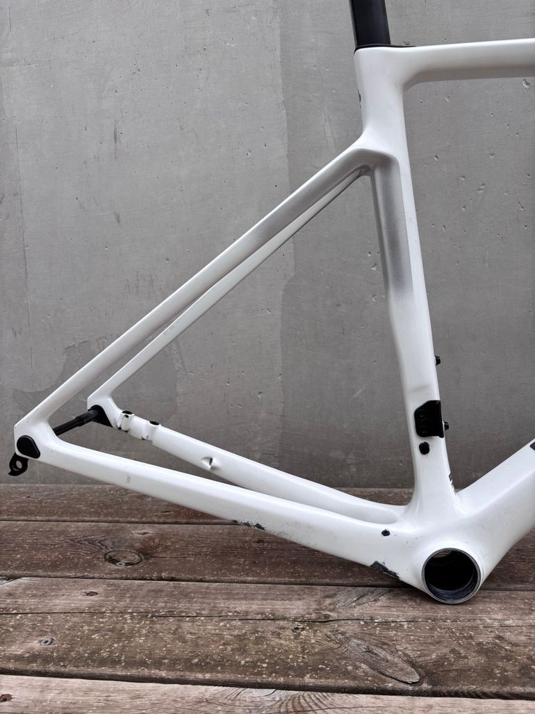 Used Colnago V4Rs Disc Ultegra Di2 8100 w/Fulcrum Racing Wind 400 Wheels 2024 Frameset 2024 Road & Gravel — image 2 of 13