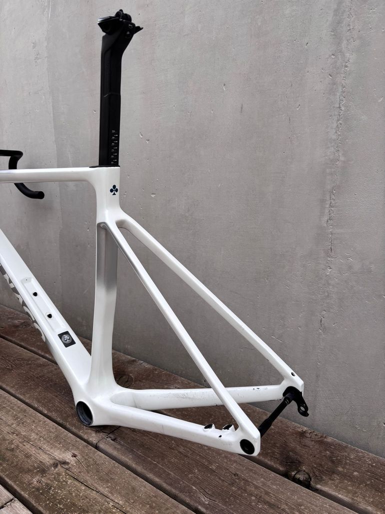 Used Colnago V4Rs Disc Ultegra Di2 8100 w/Fulcrum Racing Wind 400 Wheels 2024 Frameset 2024 Road & Gravel — image 6 of 13