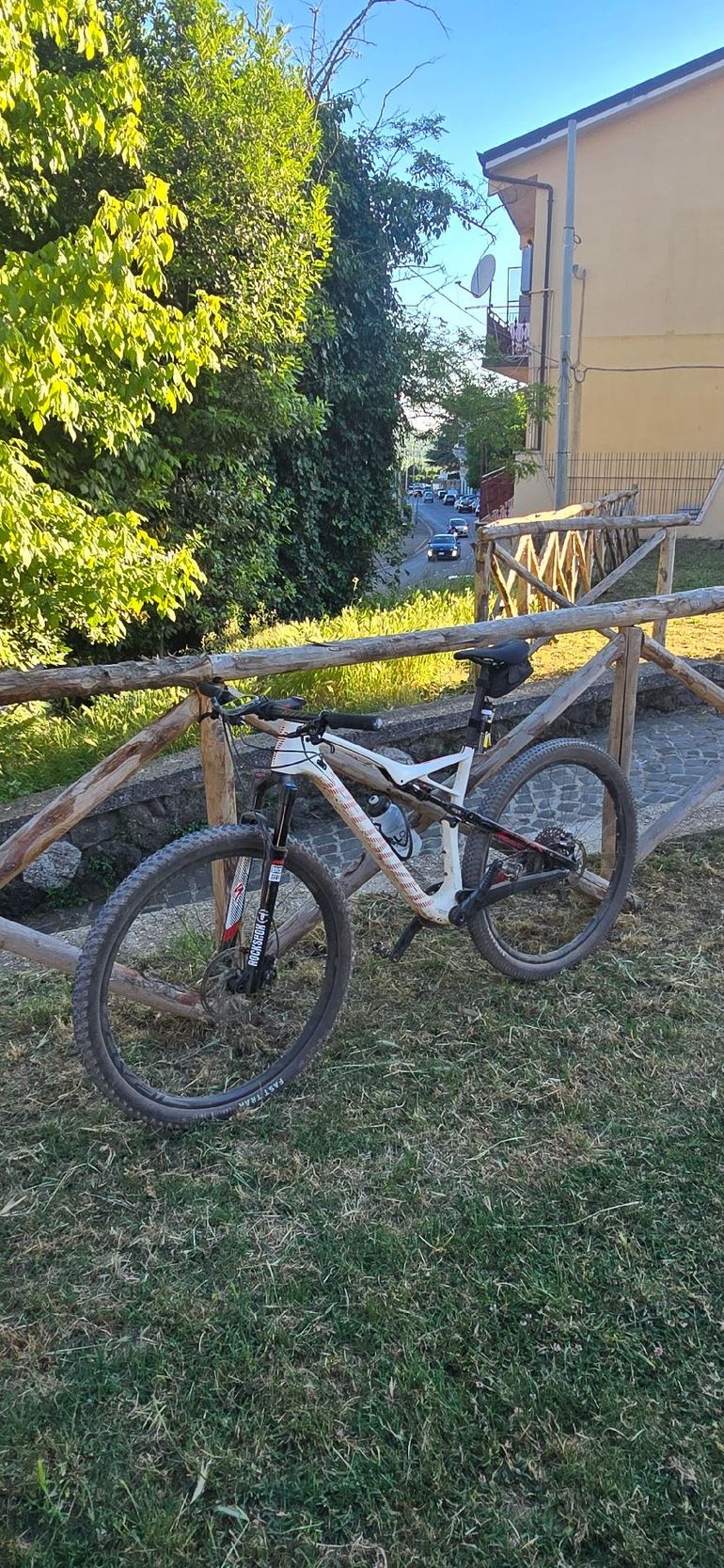 Used Specialized Epic SRAM GX Eagle 2020 Mountainbike, White — image 3 of 3