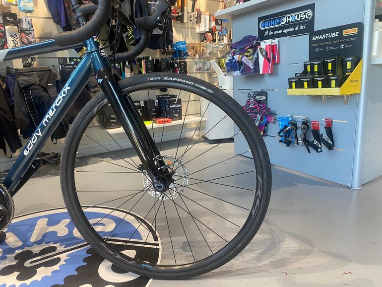 Used Eddy Merckx Pévèle Aluminium Shimano 105 - 2x12 2026 2026 Road & Gravel, Blau — image 3 of 7