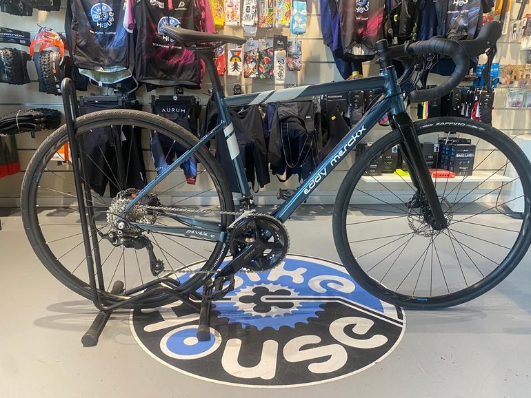 Used Eddy Merckx Pévèle Aluminium Shimano 105 - 2x12 2026 2026 Road & Gravel, Blau — image 1 of 7