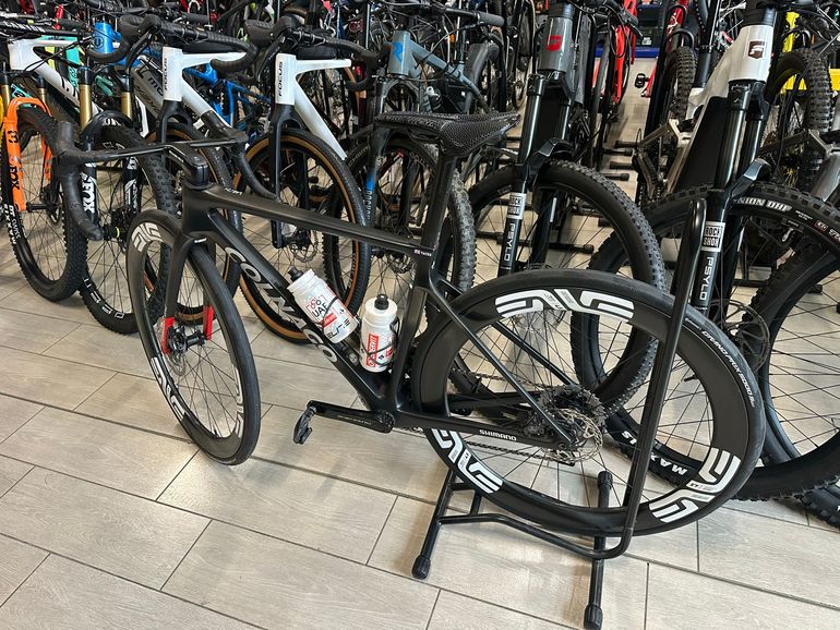 Used Colnago V4Rs Disc Dura-Ace Di2 9200 w/ENVE SES 3.4 Wheels 2024 2024 Road & Gravel, Black — image 7 of 11