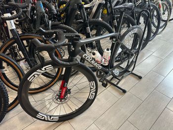 Used Colnago V4Rs Disc Dura-Ace Di2 9200 w/ENVE SES 3.4 Wheels 2024 2024 Road & Gravel, Black — image 6 of 11