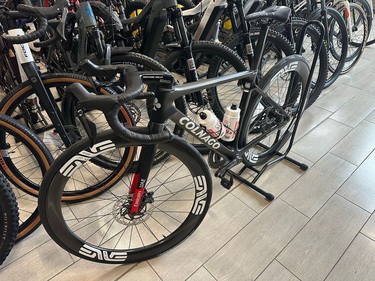Used Colnago V4Rs Disc Dura-Ace Di2 9200 w/ENVE SES 3.4 Wheels 2024 2024 Road & Gravel, Black — image 6 of 11