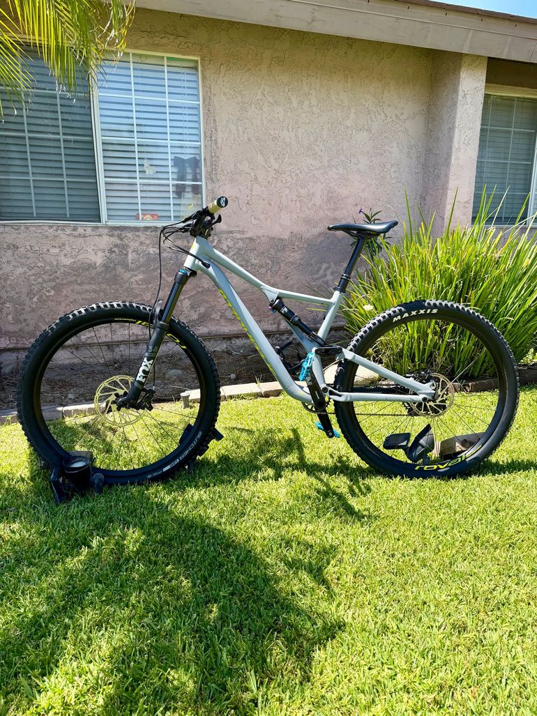 Used Specialized Stumpjumper Comp Alloy 29 2020 2020 Mountainbike, Light Gray, 29 — image 1 of 12