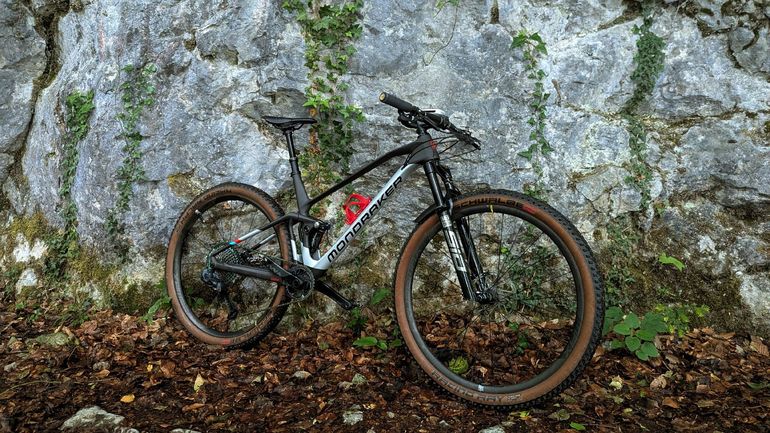 Used Mondraker F-PODIUM CARBON DC RR 2023 2023 Mountainbike, Light Gray, 29 — image 2 of 15