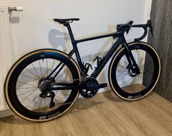 Used Colnago V4Rs Disc Ultegra Di2 8100 w/Fulcrum Racing 600 Wheels 2024 2024 Road & Gravel, Schwarz — image 2 of 7