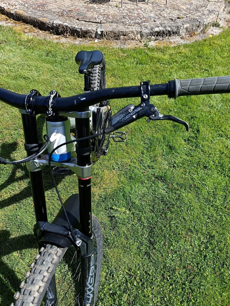 Used Specialized Demo Expert 2022 2022 Mountainbike, Light Gray, 29, 27.5 — image 2 of 11