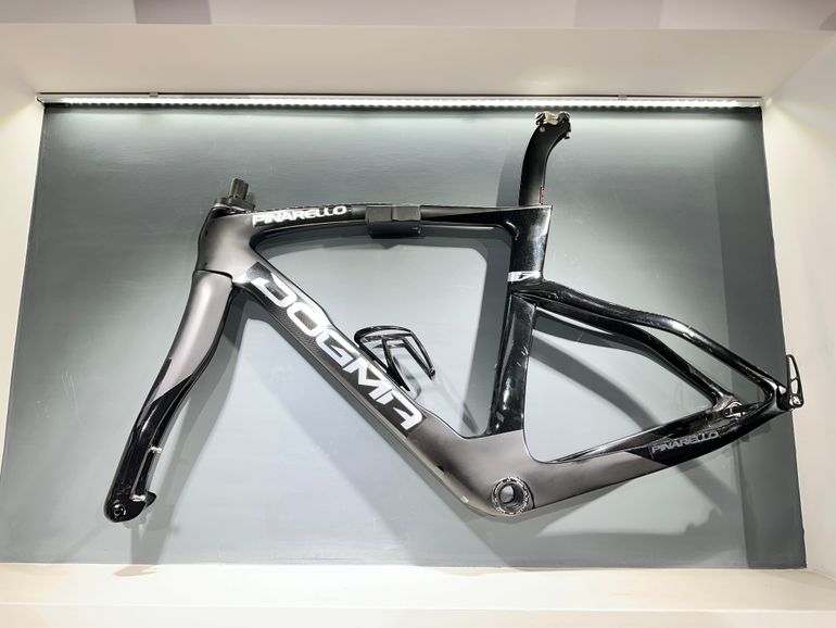 Used Pinarello DOGMA F DURA ACE Di2 Disc 2023 Frameset 2023 Road & Gravel, Black — image 8 of 17