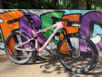 Used Specialized Epic Pro LTD 2024 2024 Mountainbike, Purple, 29 — image 1 of 18