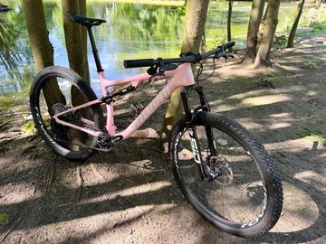 Used Specialized Epic Pro LTD 2024 2024 Mountainbike, Purple, 29 — image 2 of 18