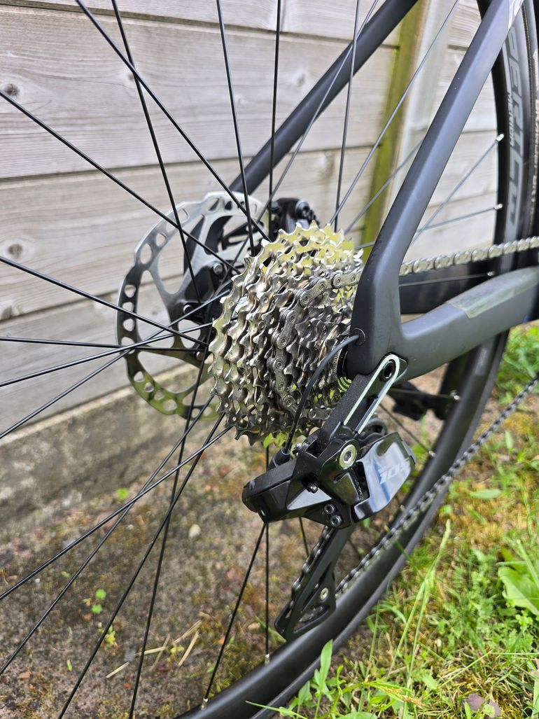 Used Merida REACTO 6000 Di2 2024 2024 Road & Gravel, Black — image 4 of 18