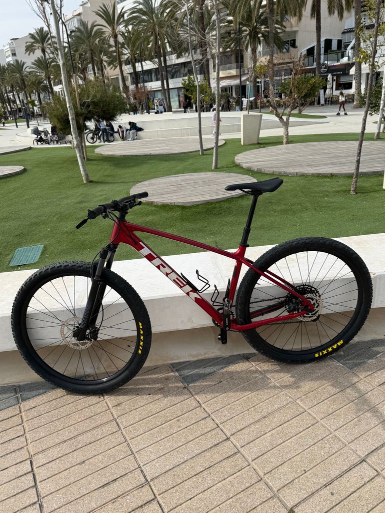 Used Trek Marlin 8 Gen 3 2023 2023 Mountainbike, Red, 26, 27.5, 29 — image 1 of 8