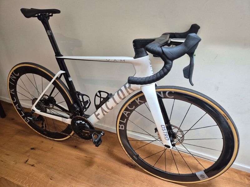 Käytetty Factor Ostro SRAM Force eTap AXS 2025 Road & Gravel