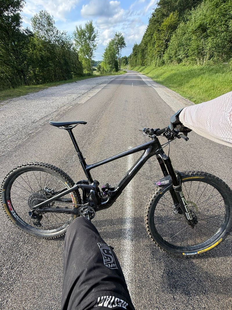 Used Specialized Enduro Expert 2023 2023 Mountainbike, Black — image 1 of 13