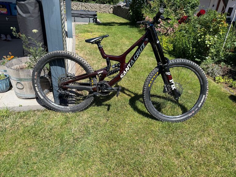 Used Santa Cruz V10 S MX / Carbon CC 2023 2023 Mountainbike — image 1 of 3