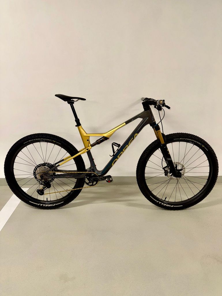 Used Orbea OIZ M-PRO 2023 2023 Mountainbike, Purple, 29 — image 1 of 19