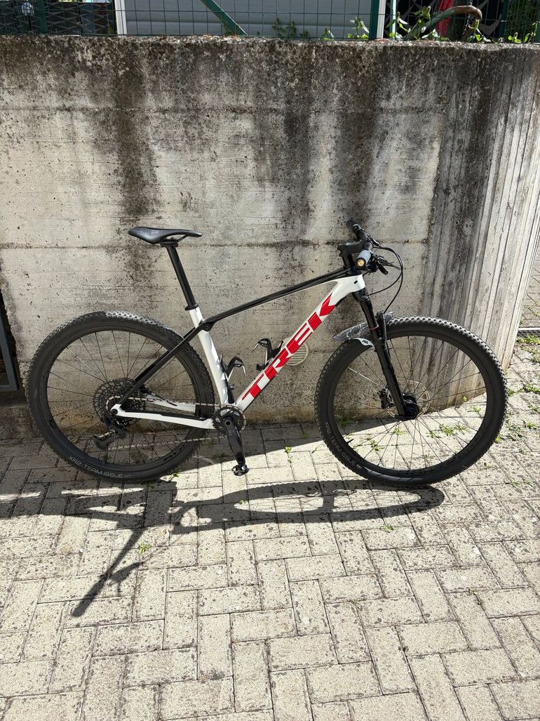 Used Trek Procaliber 9.7 2023 2023 Mountainbike — image 1 of 5