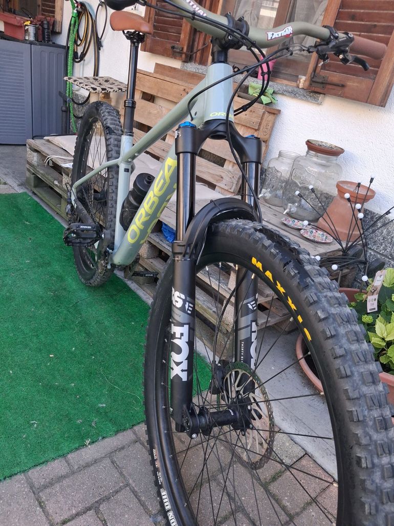 Used Orbea Laufey Shimano Deore XT 2024 Mountainbike, Light Gray — image 3 of 9