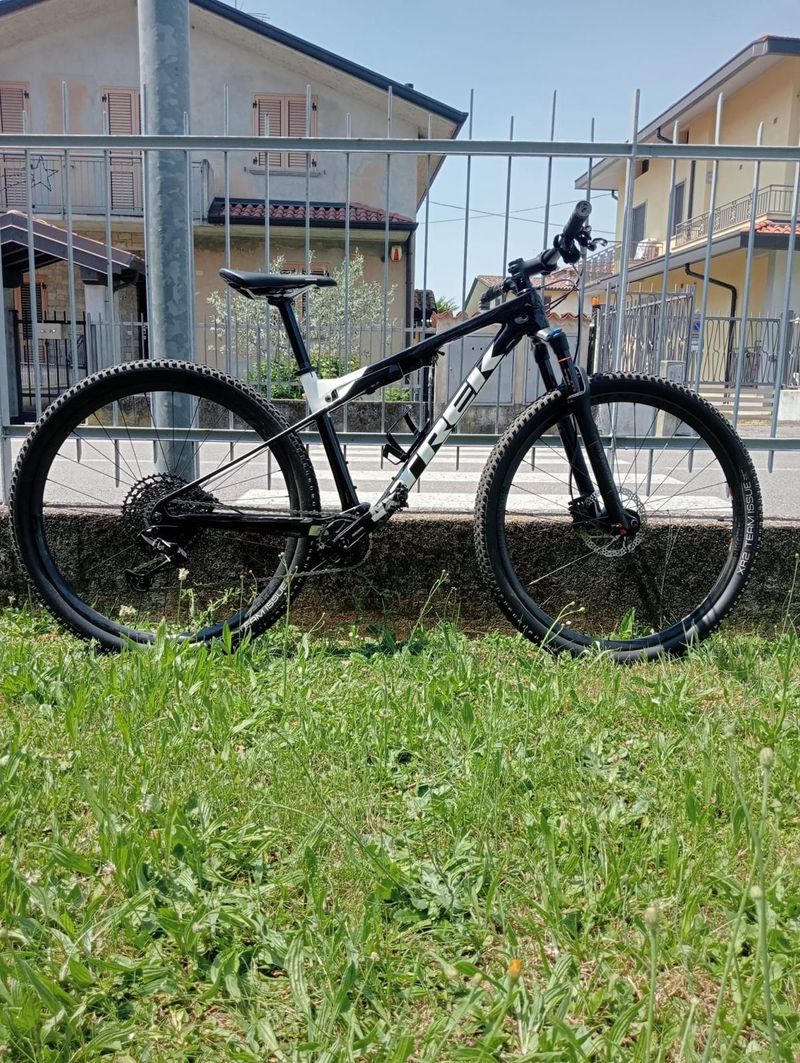 Used Trek Supercaliber 9.7 2020 2020 Mountainbike, Black, 29 — image 1 of 12