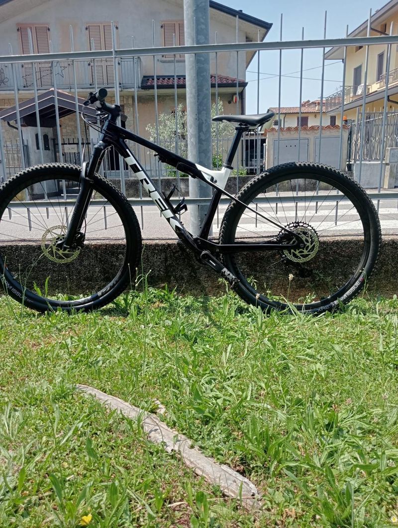 Used Trek Supercaliber 9.7 2020 2020 Mountainbike, Black, 29 — image 2 of 12