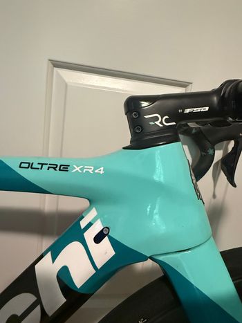 Used Bianchi Oltre XR4 Ultegra Di2 2021 2021 Road & Gravel, Green — image 8 of 8