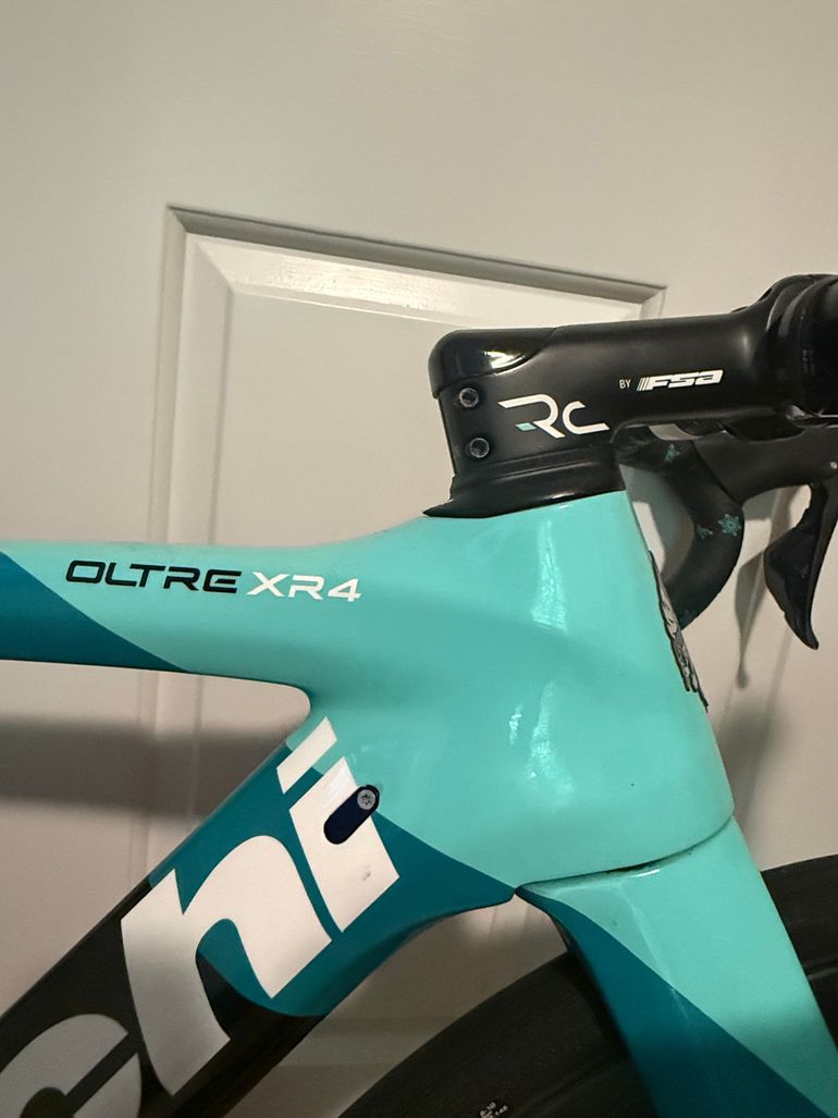 Used Bianchi Oltre XR4 Ultegra Di2 2021 2021 Road & Gravel, Green — image 8 of 8