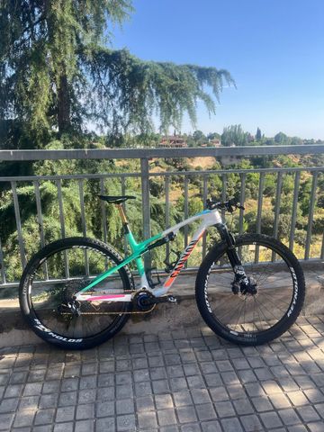 Canyon Lux World Cup CF 7 2023 2023 MTB usato