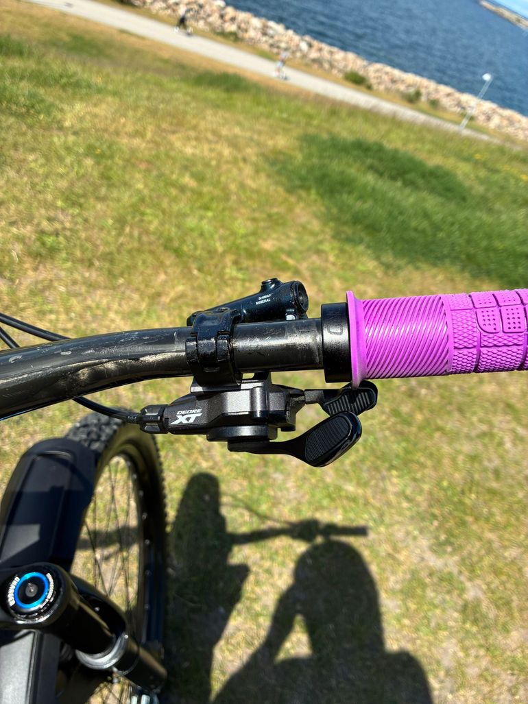 Used Trek Slash 9.8 XT 2021 2021 Mountainbike, Purple, 29 — image 4 of 22