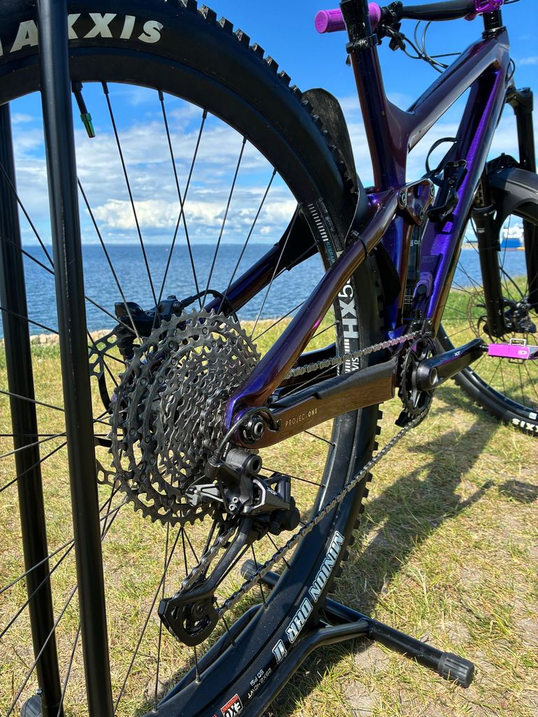 Used Trek Slash 9.8 XT 2021 2021 Mountainbike, Purple, 29 — image 16 of 22