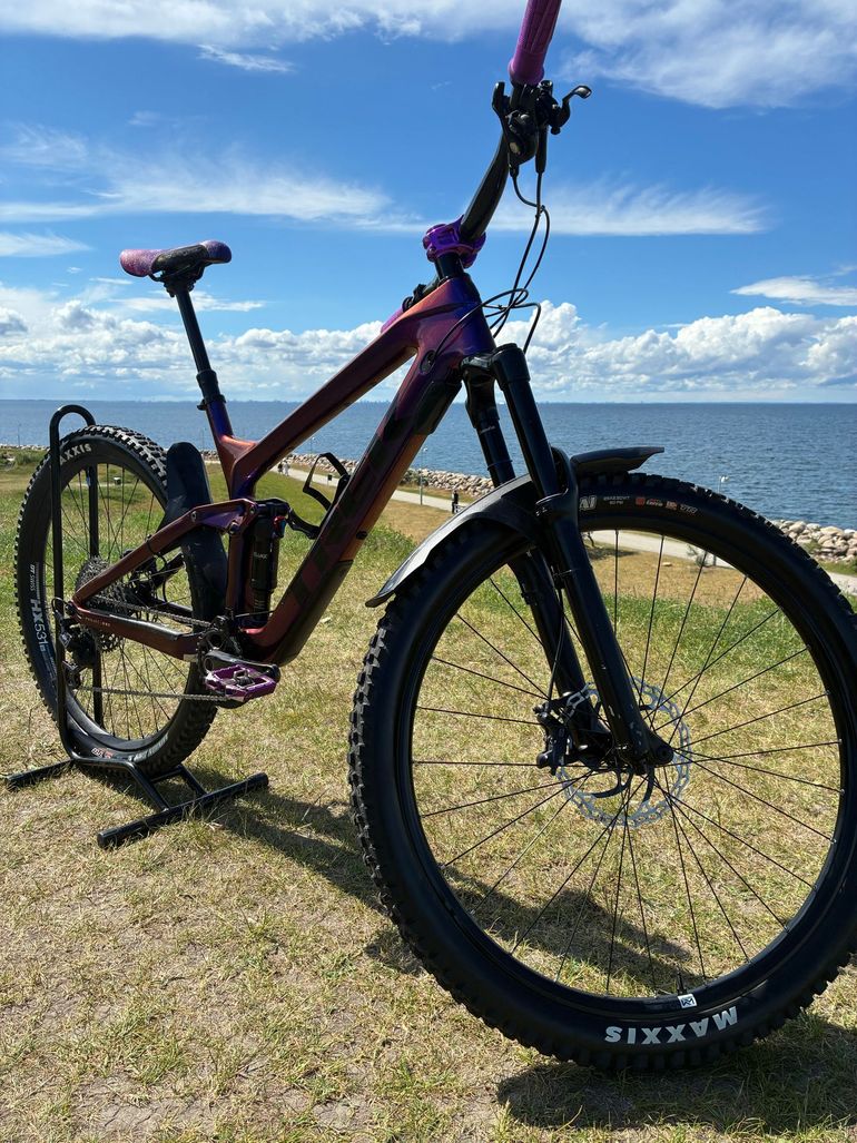Used Trek Slash 9.8 XT 2021 2021 Mountainbike, Purple, 29 — image 2 of 22