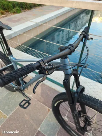 Used Giant Fathom 1 2022 2022 Mountainbike, Light Gray, 27.5 — image 8 of 15