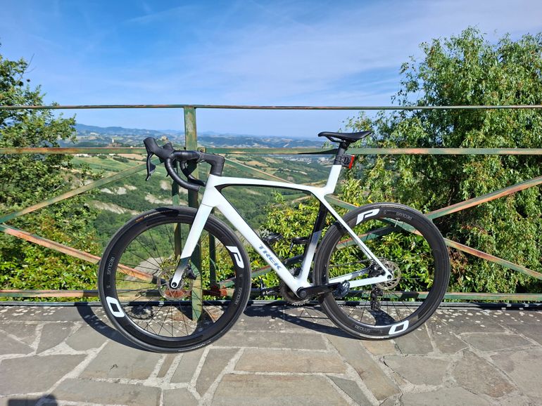 Used Trek Madone SL 6 Gen 8 2025 2025 Road & Gravel, Weiß — image 1 of 3