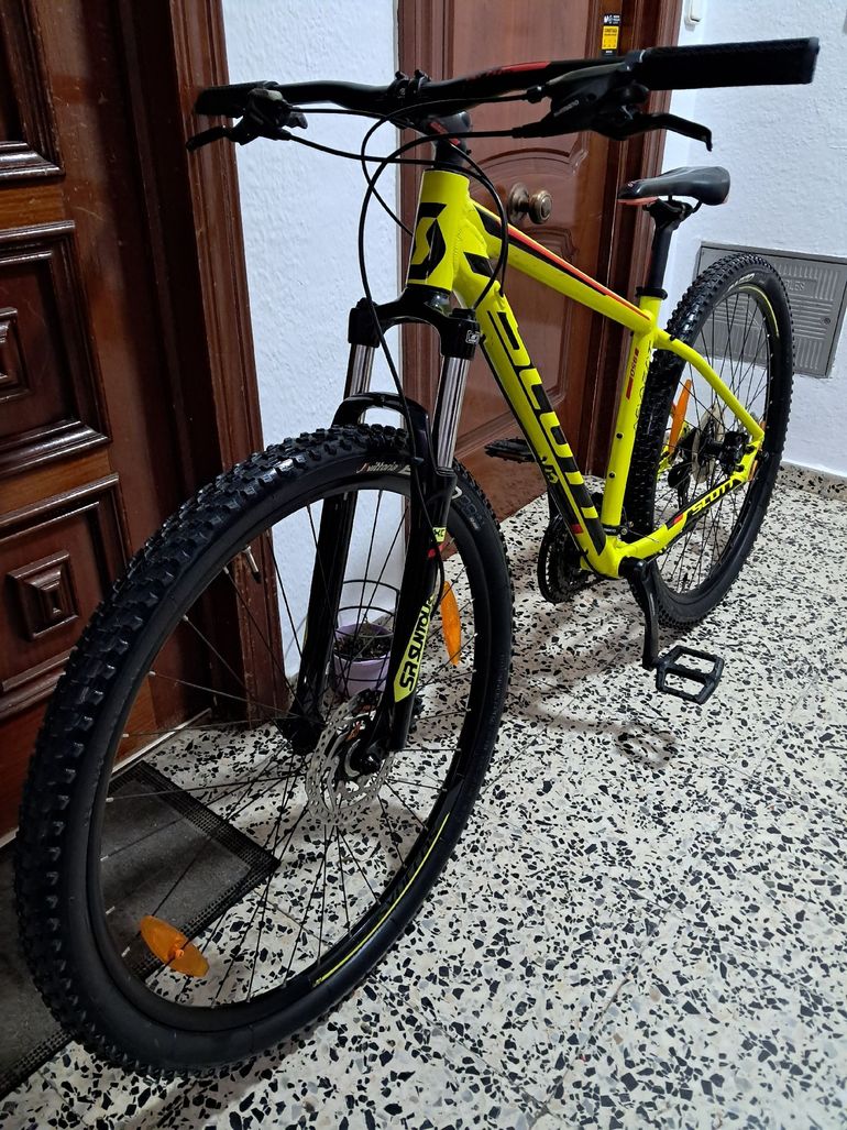 Used Scott Scott Custom Shimano Altus 2023 Mountainbike, Orange — image 1 of 10