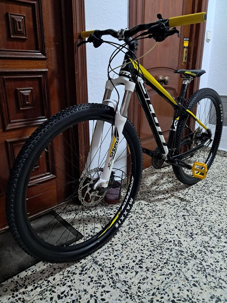 Used Scott Scott Custom Shimano Deore 2023 Mountainbike, Black — image 8 of 10