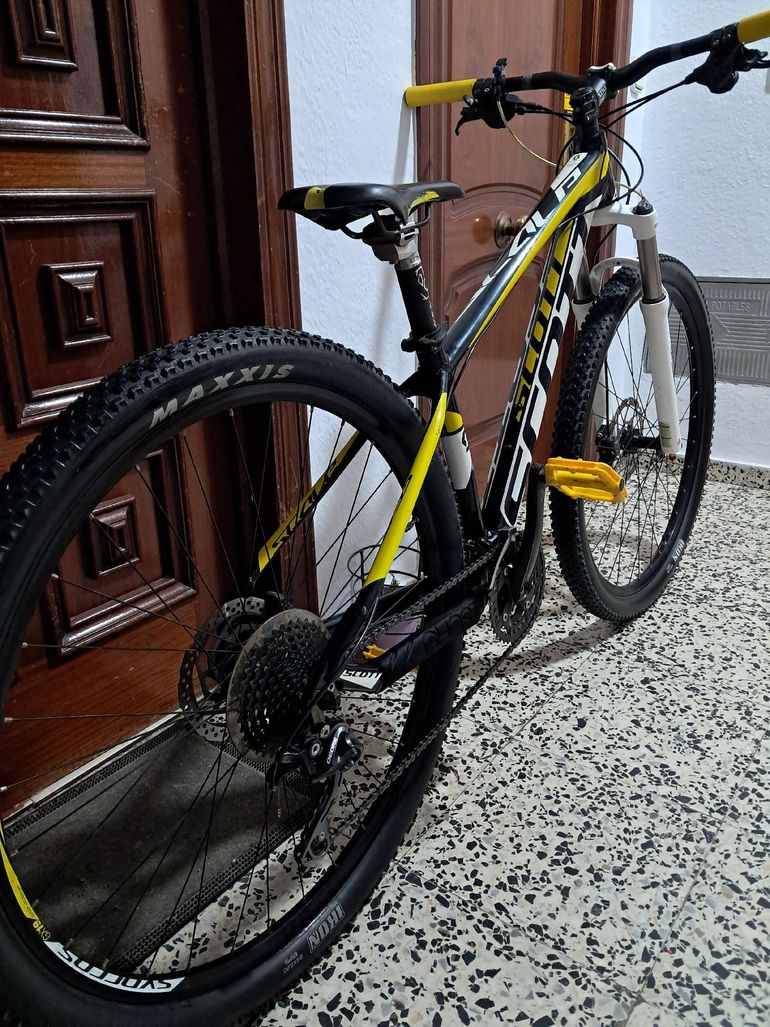 Used Scott Scott Custom Shimano Deore 2023 Mountainbike, Black — image 6 of 10